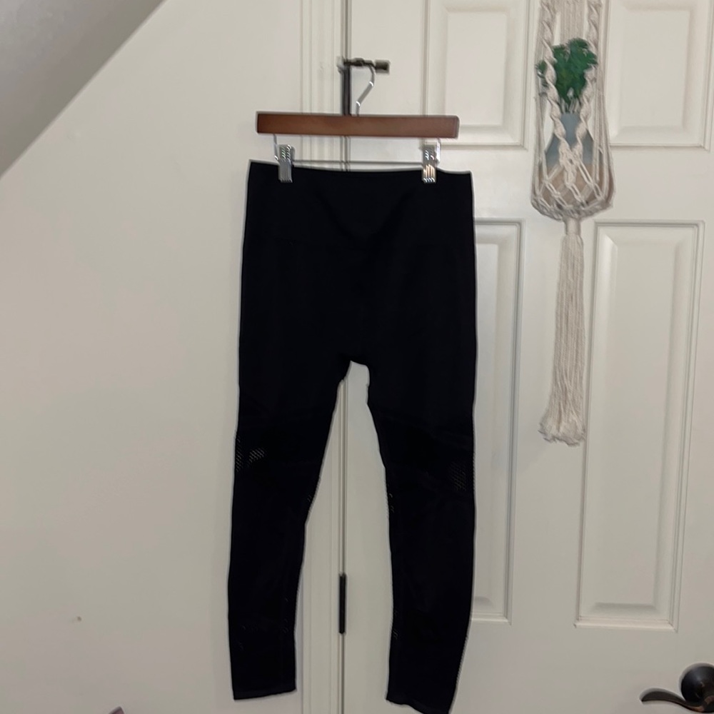 EUC Fabletics Cutout Legging